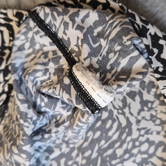 Athleta Black/White Long Sleeve Shirt, Women's Size Medium, Great Condition - Picture 8 of 9